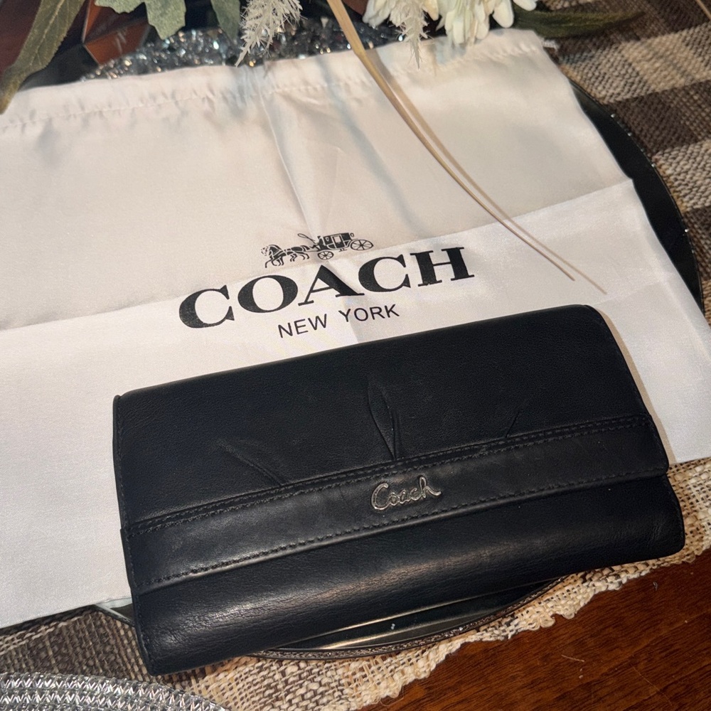 Vintage Coach Elegant Black Leather Wallet with Branded dust bag